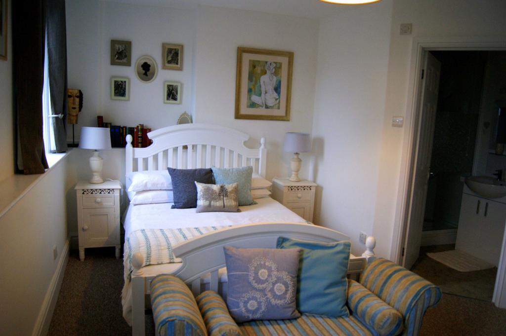 Sunset Guest House Hunstanton Exterior foto A bedroom in a typical B&B
