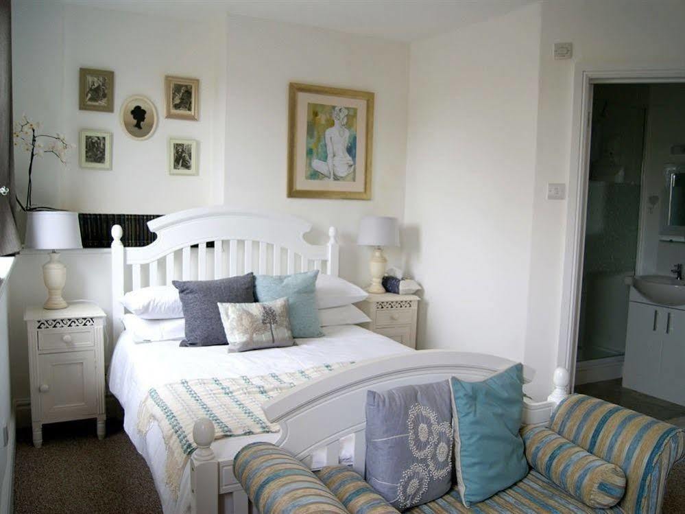 Sunset Guest House Hunstanton Exterior foto A bedroom in a typical B&B